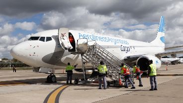 La aeronave recibió el tradicional bautismo en el aeropuerto.