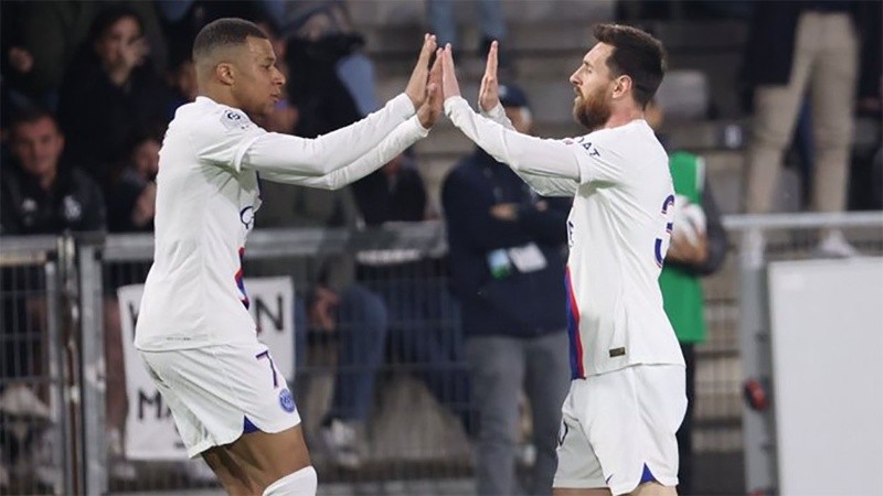 Messi y Mbappé celebran la victoria de visitante para seguir arriba en Francia. 