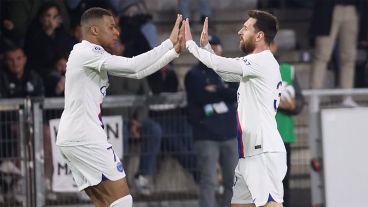 Messi y Mbappé celebran la victoria de visitante para seguir arriba en Francia.