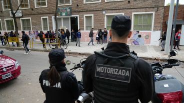 La escuela 109 de Sucre al 1400 custodiada este lunes a la salida de los alumnos.