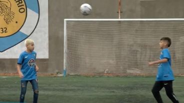 Mateo y Francisco, jugando a la pelota con De 12 a 14.