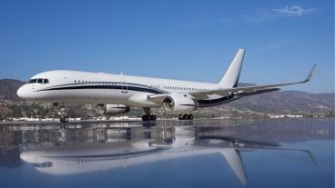 El avión VIP que compró la Presidencia se pintó de celeste en un aeropuerto de Kansas