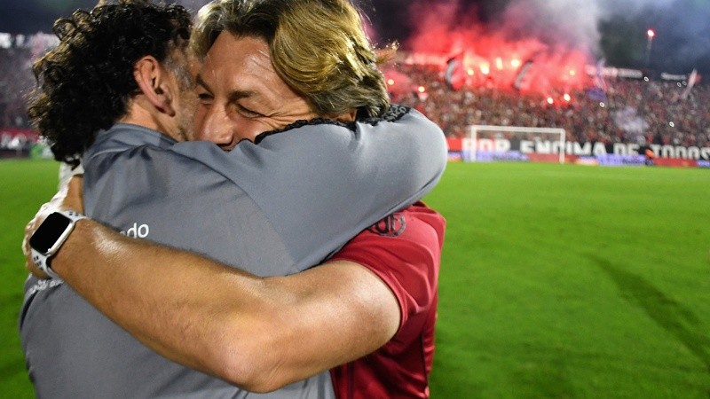 El Gringo Heinze se fundió en un abrazo con Milito, viejos compañeros de selección.