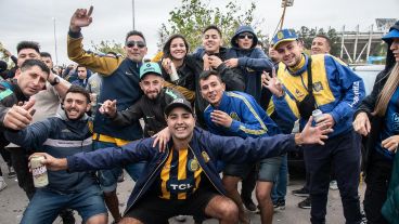 Los hinchas de Central le pusieron color y pasión a la noche cordobesa en el Kempes.