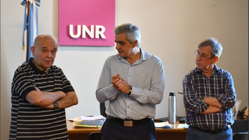 Bartolacci junto a Miguel Roldán y Jorge Rojas, secretarios general y gremial de Apur.