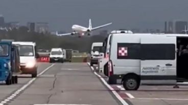 El piloto de la aeronave abortó el aterrizaje segundos antes de tocar tierra.