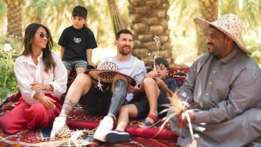 Leo viajó a Arabia Saudita junto a su familia para cumplir con un acuerdo comercial.