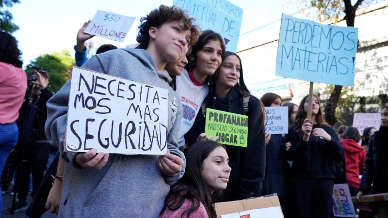 Los chicos se manifestaron este miércoles al mediodía en plena calle. 