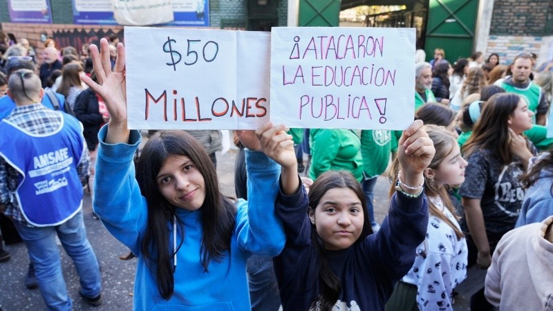 Los chicos se manifestaron este miércoles al mediodía en plena calle. 