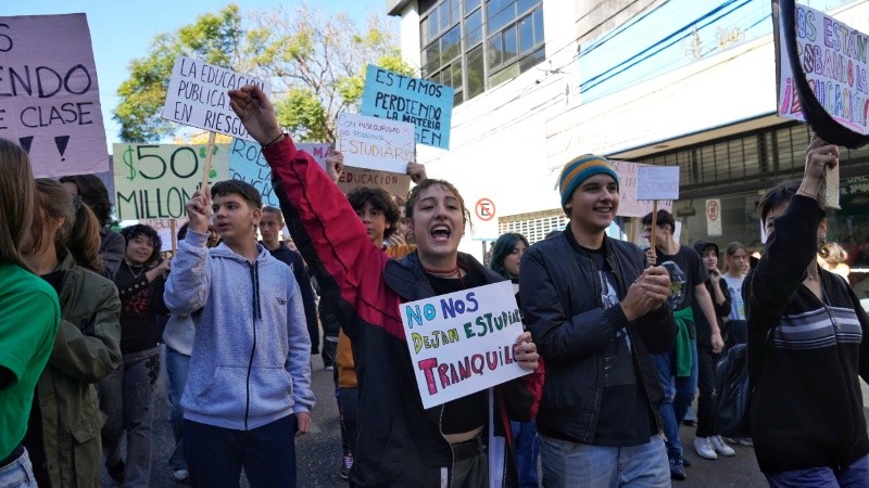 Los chicos se manifestaron este miércoles al mediodía en plena calle. 