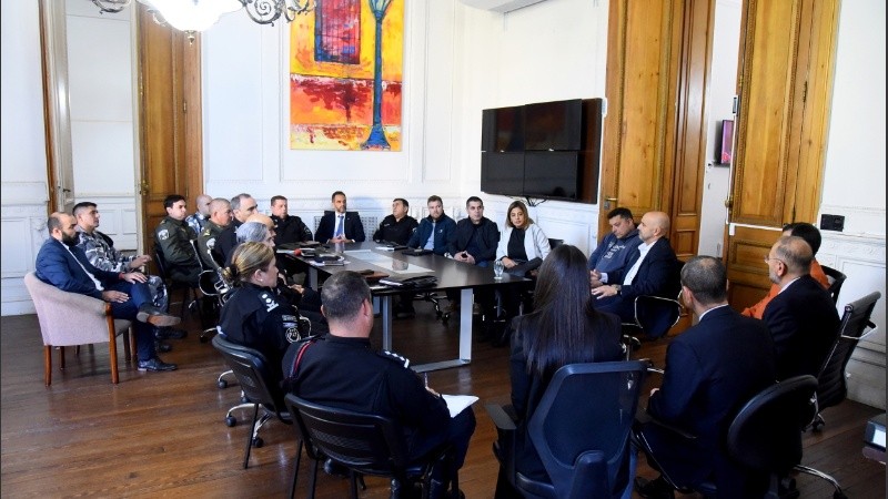 Funcionarios reunidos en la sede de Gobernación en Rosario. 