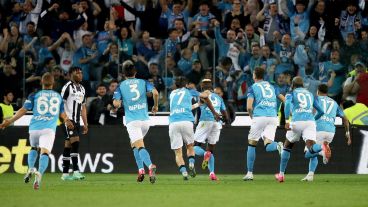 Napoli celebra el gol de la coronación ante Udinese.