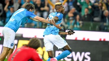 Napoli celebra el gol de la coronación ante Udinese.