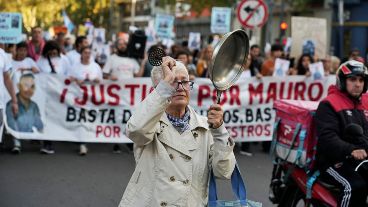 Cacerolas y otros elementos para hacer ruido en la mano de los manifestantes.