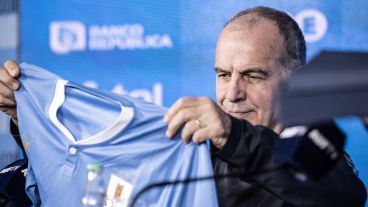 El Loco con la camiseta de la selección de Uruguay