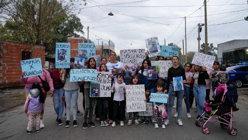 La protesta se inició a las 17 en la puerta de la dependencia policial. 