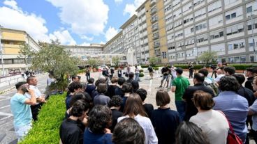 Fieles congregados en el Hospital Gemelli para unirse a la oración del Ángelus con el Papa.