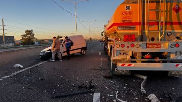 Así quedó el utilitario que chocó contra el camión.