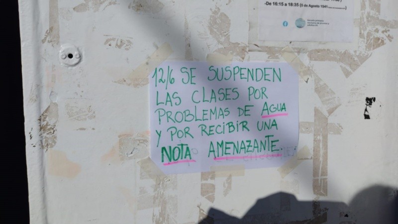 La nota que colocaron las autoridades escolares por la amenaza. 