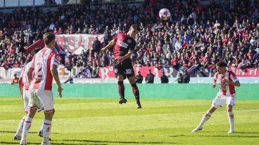 El cabezazo de Ferreira impactó en el palo derecho de Mele.