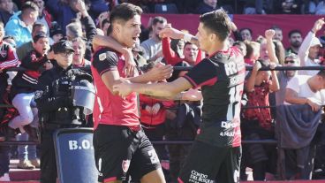 El paraguayo Recalde reaccionó más rápido que la defensa Tatengue y anotó el primer gol de la Lepra.