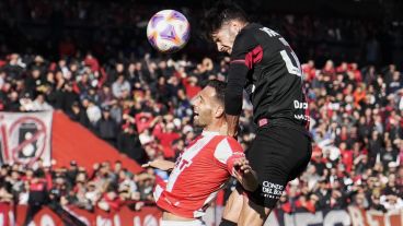 Un cabezazo de Ortiz cerca del final, una de las chances que tuvo la Lepra en el segundo tiempo.