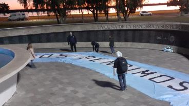 La bandera que realizaron los jóvenes de Generación Malvinas para proclamar su postura de no rendición