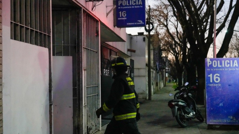 Despliegue de policías y bomberos para controlar la situación en la comisaría de zona sur.