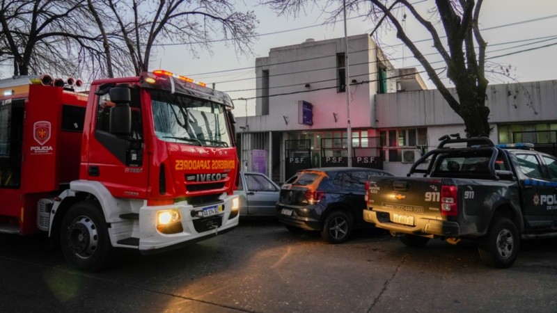 Despliegue de policías y bomberos para controlar la situación en la comisaría de zona sur.