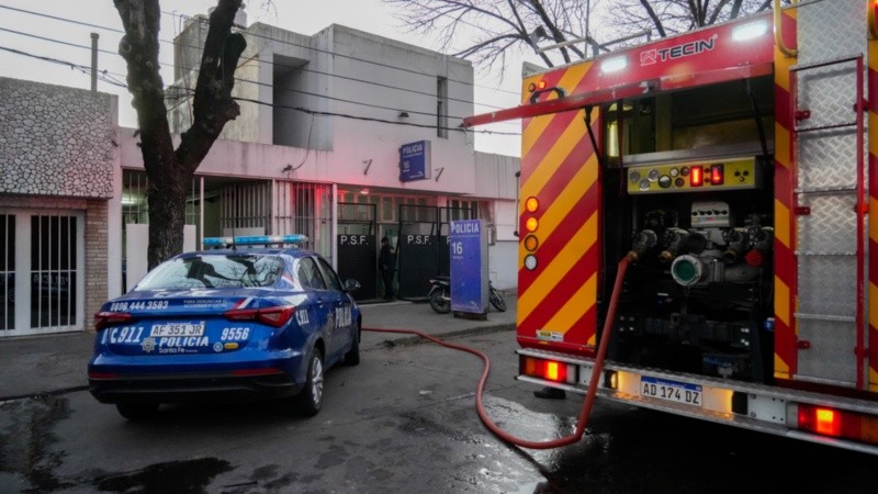 Despliegue de policías y bomberos para controlar la situación en la comisaría de zona sur.