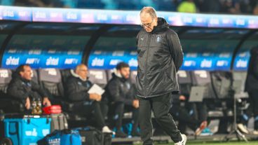 Bielsa lo vivió con momentos de intensidad y otros de tranquilidad, fiel a su estilo.