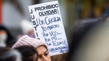 Las personas dejaron sus carteles y velas encendidas sobre las rejas del edificio, mientras repudiaban al gobernador Jorge Capitanich.