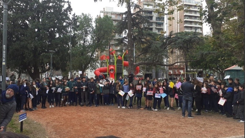 Los chicos que asisten a Madre Cabrini rezaron por la paz en Rosario. 