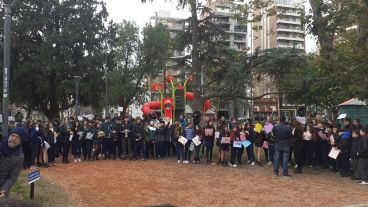 Los chicos que asisten a Madre Cabrini rezaron por la paz en Rosario.