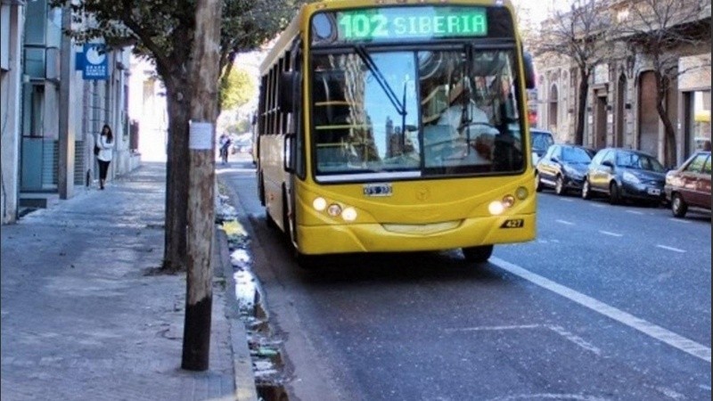 Los colectivo funcionarán con el esquema de feriados este lunes y el martes, Día de la bandera, habrá refuerzos en el horarios de 8 a 20.