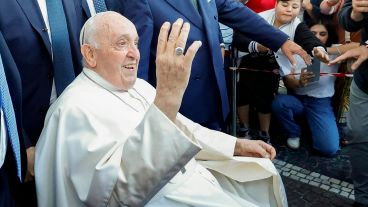 El papa Francisco a su salida del hospital.