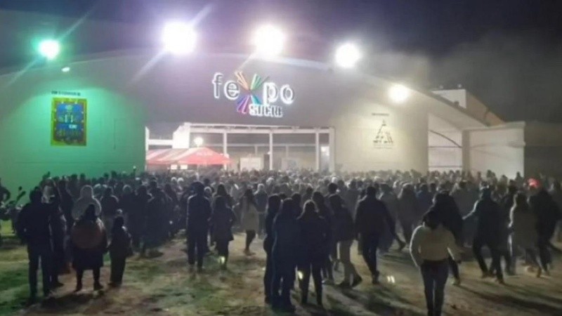 Las fuerzas policiales intentaron dispersar a la multitud con gases lacrimógenos, lo que enardeció al público .