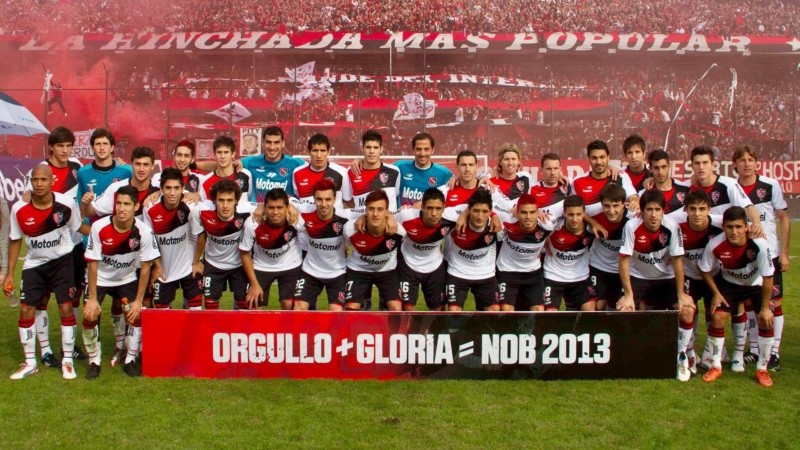 La foto del plantel campeón el día de los festejos ante Argentinos Juniors, por la fecha 19 del Torneo Final.