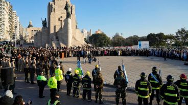 Las autoridades quedaron lejos del público, por cierto muy poco durante el acto oficial.