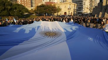 Fiesta popular y acto en el Día de la Bandera.