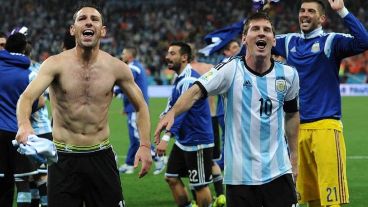 Maxi y Messi después de pasar a la final del Mundial de Brasil 2014. Este sábado habrá reencuentro en el Coloso.