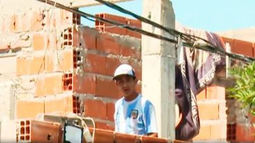 Segovia, con la camiseta de la Selección, resistiendo el embate de los vecinos.