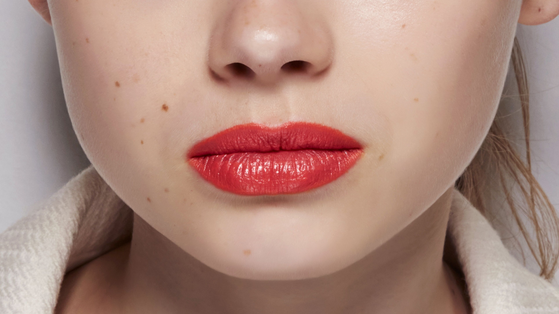 Labiales rojos vinilo, la tendencia de maquillaje viral de la temporada