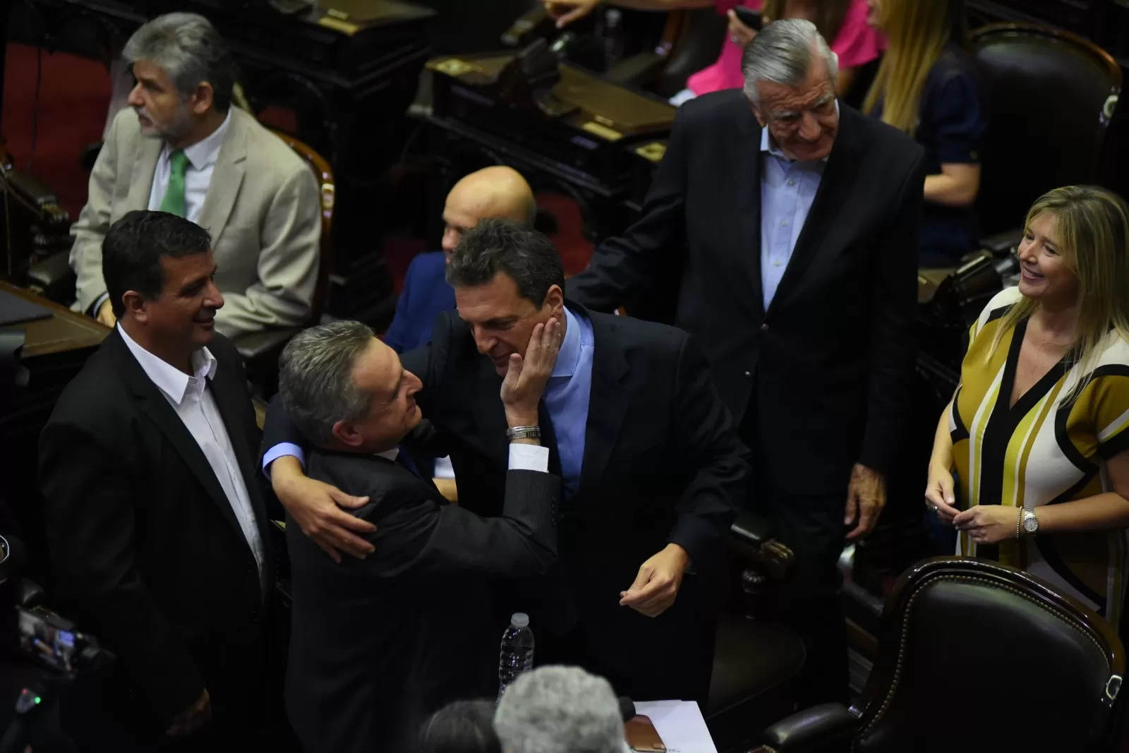 Abrazos entre Massa y Rossi en el Congreso.