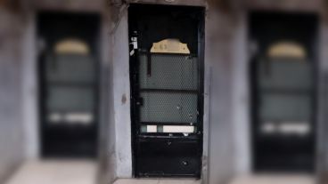 La puerta de la casa de pasillo blanco de los acreedores violentos.