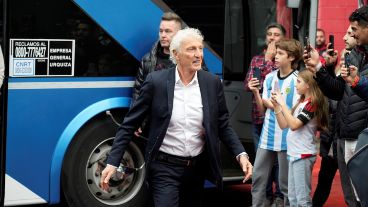 La llegada al estadio Marcelo Bielsa: José Pekerman.