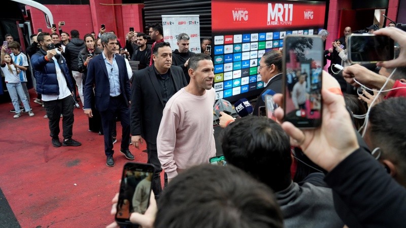 La llegada al estadio Marcelo Bielsa: Maxi Rodríguez.