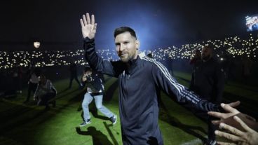 Leo recibió una ovación de todo el estadio.