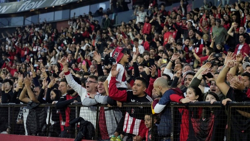 Todo el color de la tribuna leprosa para agasajar al ídolo.