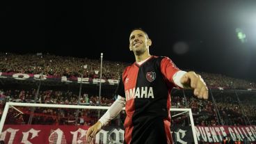 Una foto de la felicidad: Maxi Rodríguez tuvo su homenaje soñado en Rosario y se puso una camiseta que usó Maradona.